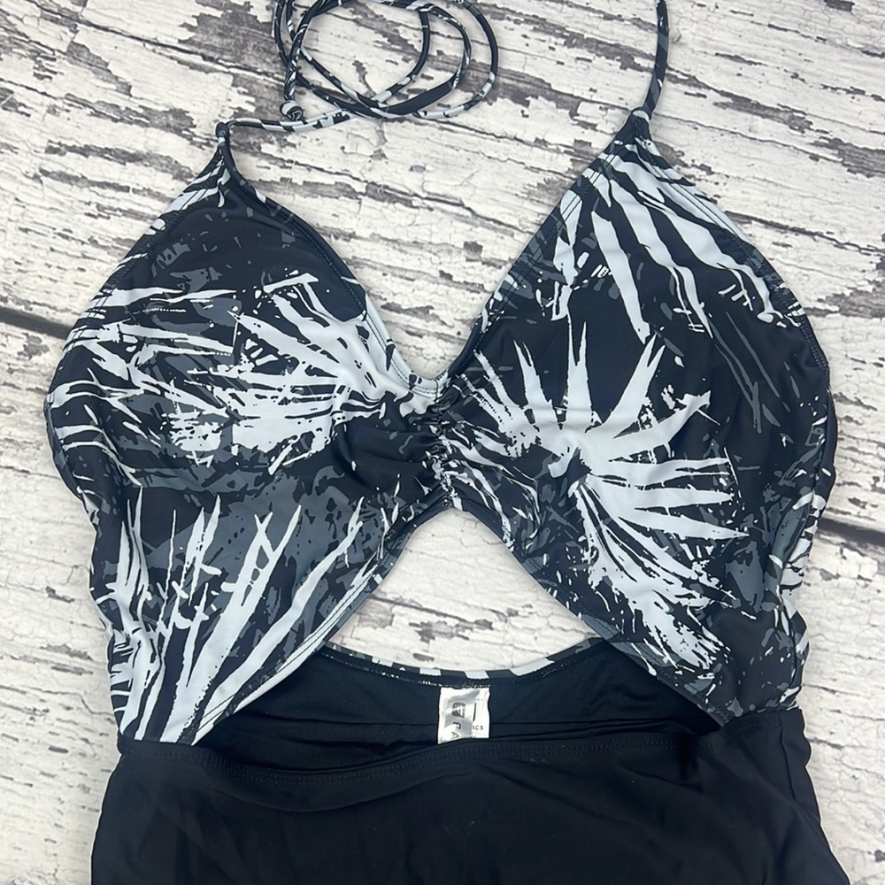 Fabletics - Brielle One Piece - Size Medium - image 5